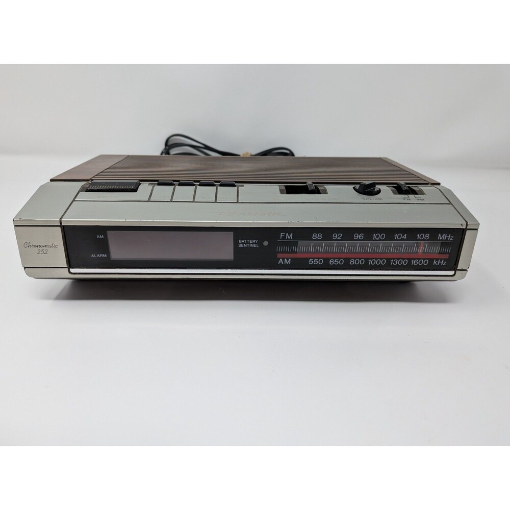 Vintage Realistic Chronomatic 252 AM/FM LED Clock Radio 12-1560 Woodgrain TESTED